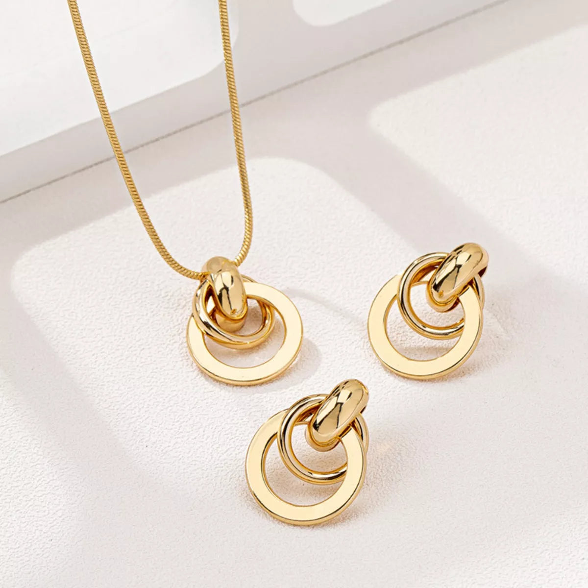 871a104b-7846-49b5-a832-8ffb2a3e5480-Max-Origin18K Gold-Plated Earrings and Pendant Necklace Set
